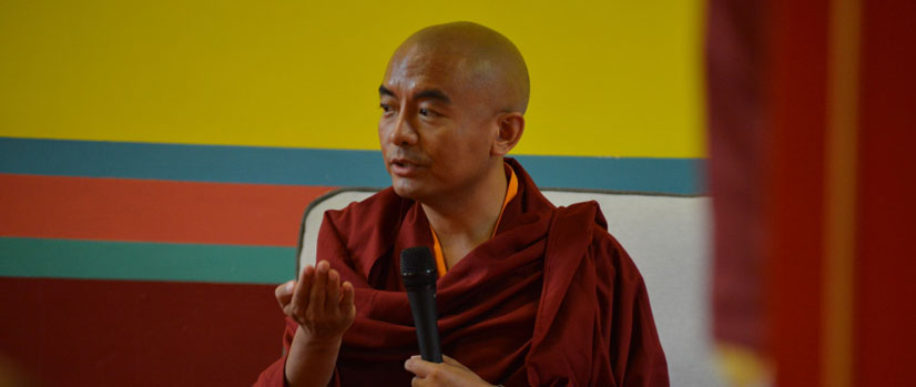 Mingyur Rinpoche speaking to meditation students 2017. Photo credit: Nathalie Eno